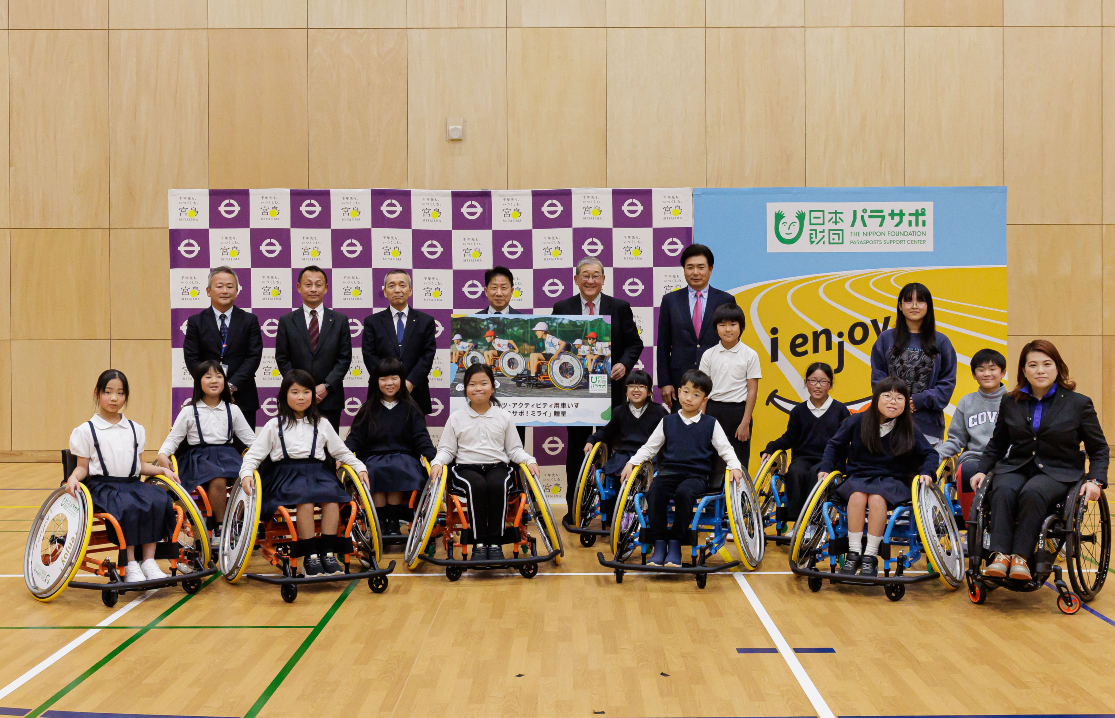 広島県初、広島県廿日市市へ「パラサポ！ミライ」10台を贈呈。市長と児童が「パラサポ！ミライ」試乗