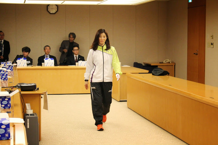 装具装着による歩行デモンストレーション