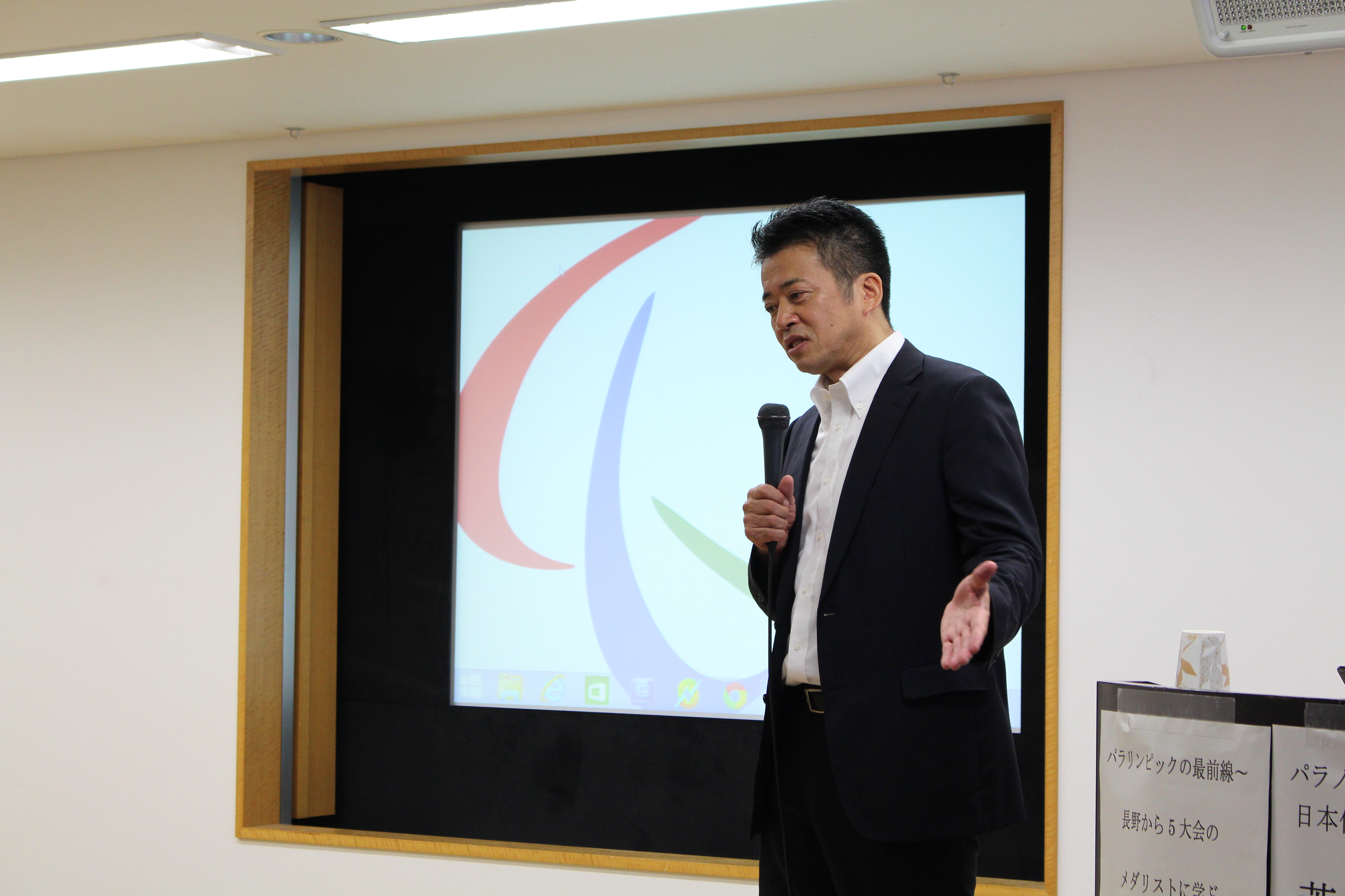 大きな身振りを交えながら説明する講師