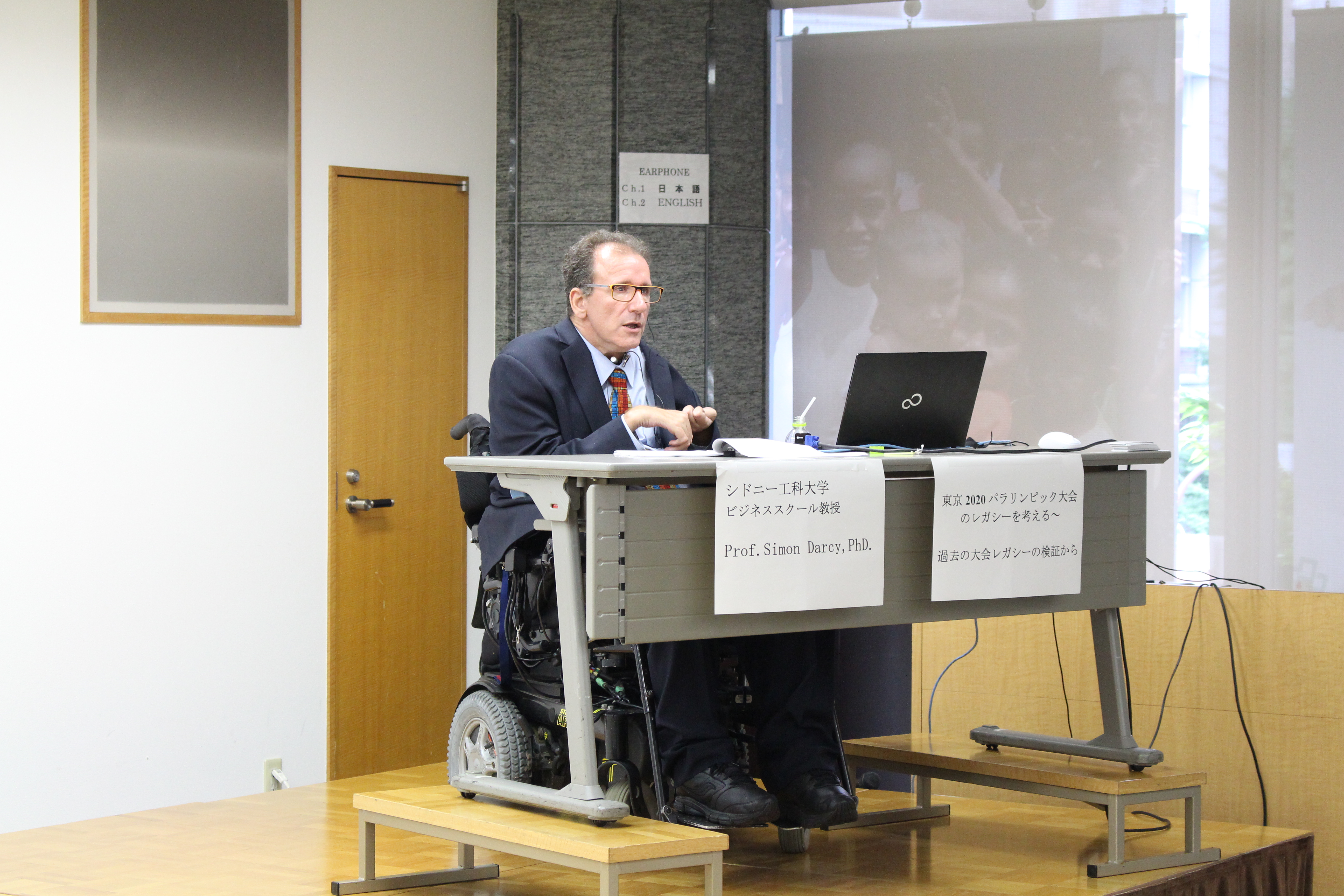 パラリンピックレガシーについて話す講師