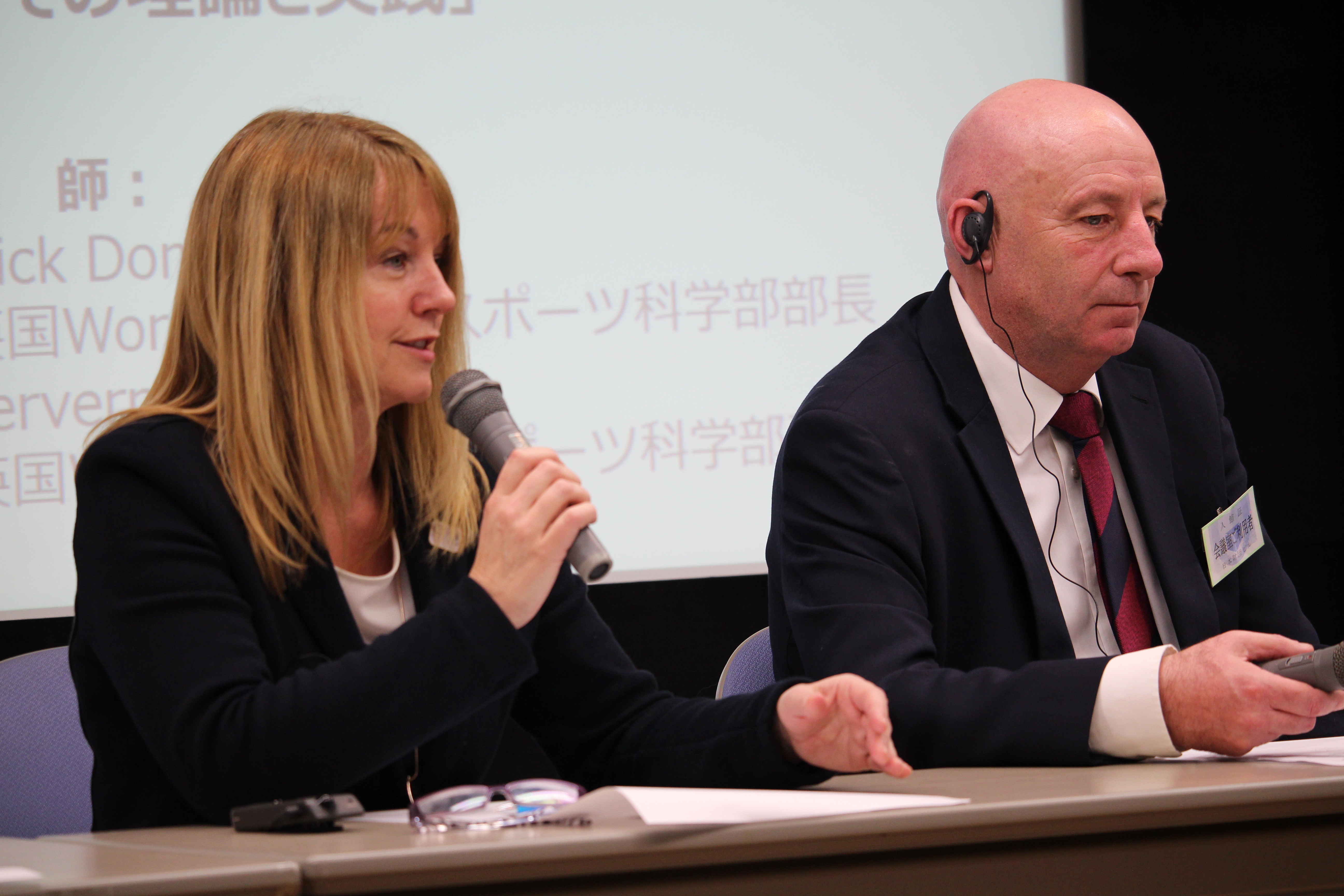 参加者とディスカッションする講師