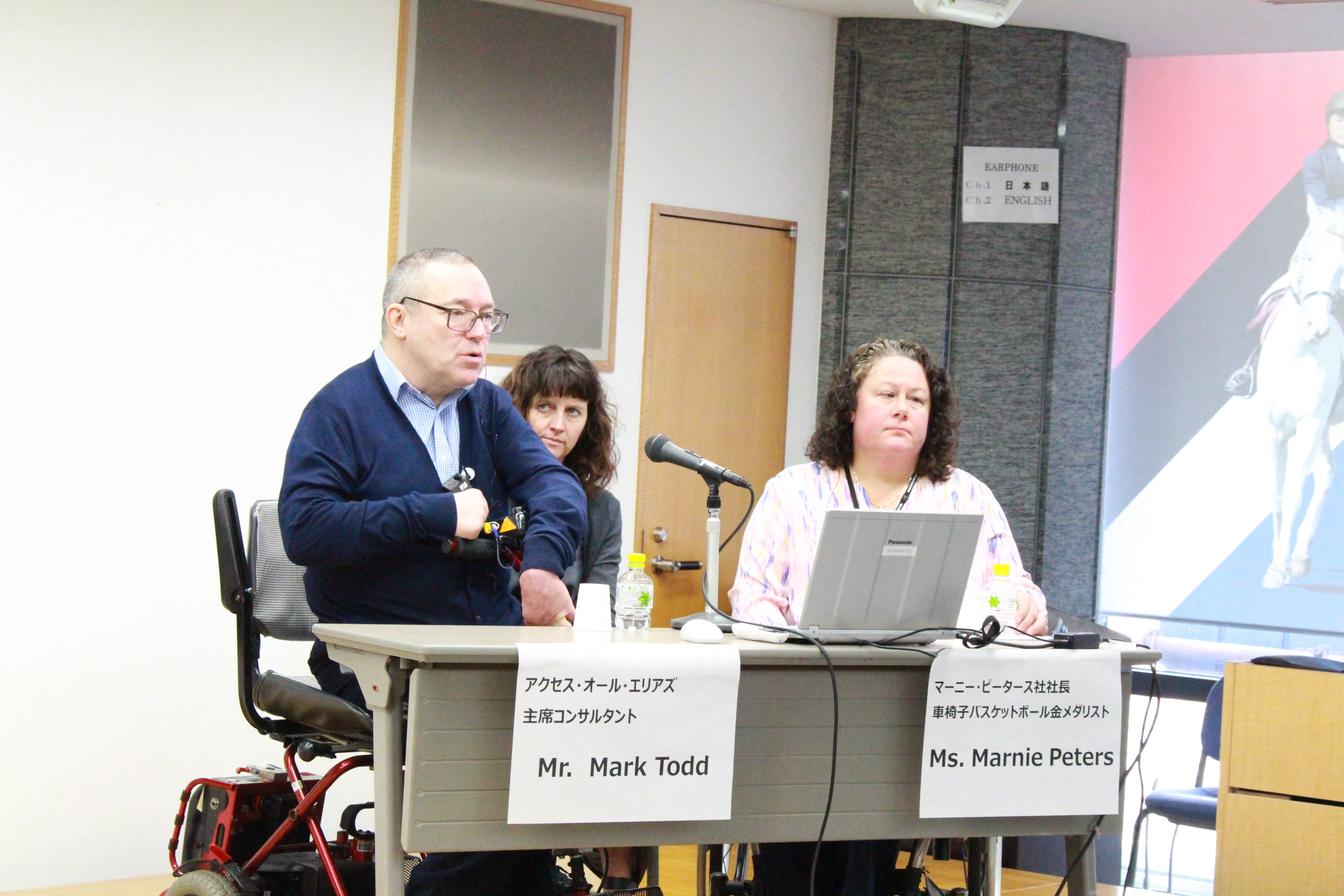 参加者の質問に答える講師