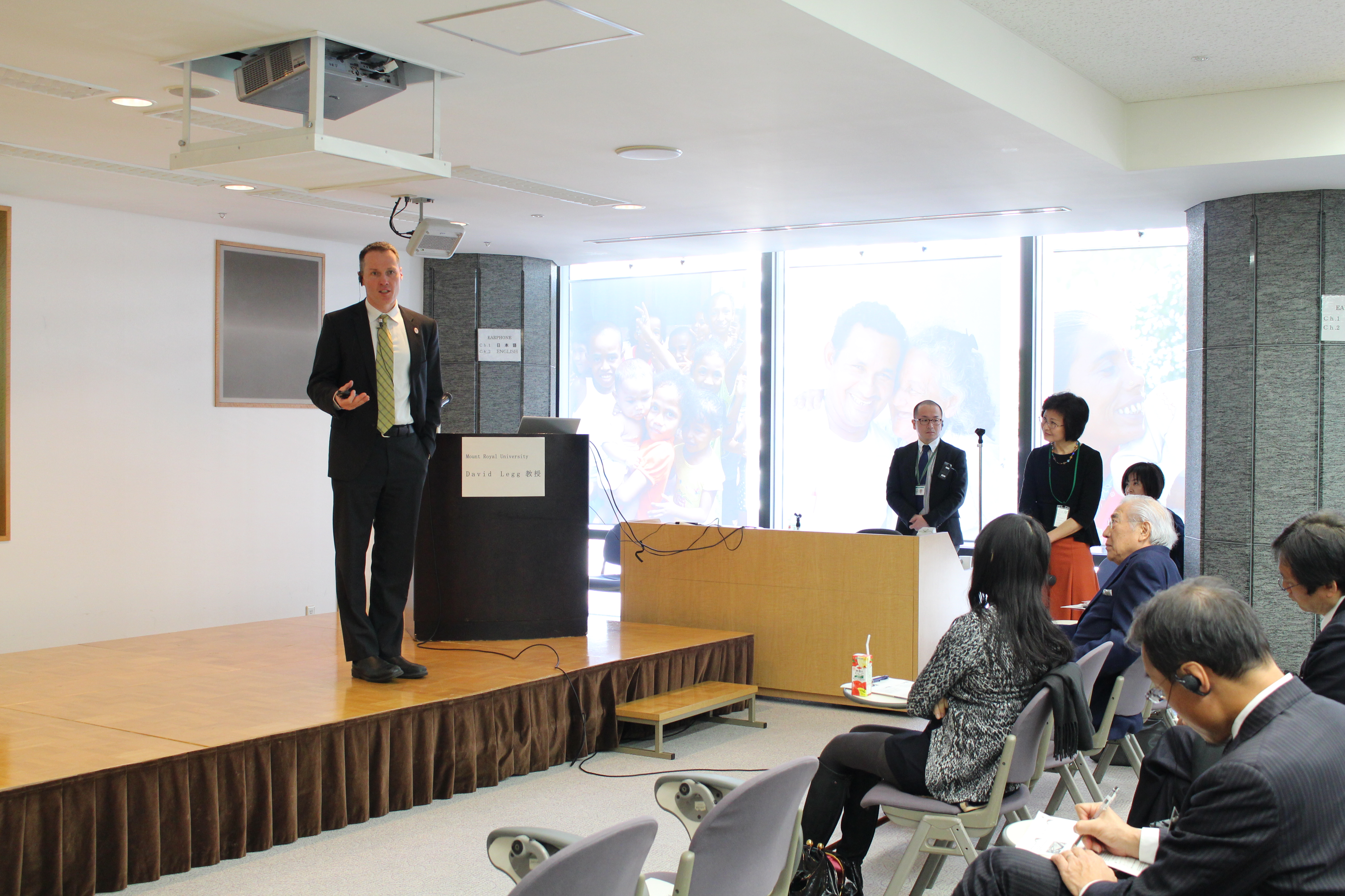 レガシーについて質疑応答するLegg教授