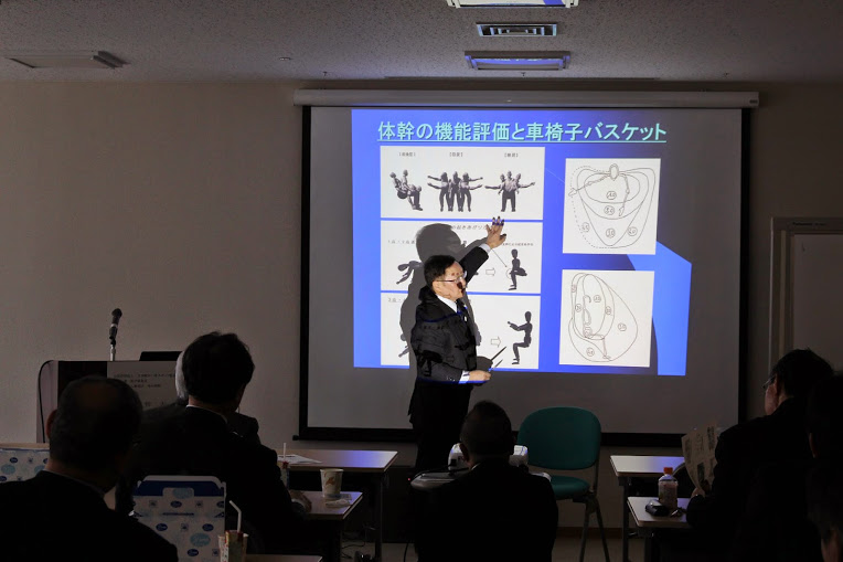 車いすバスケットを例に専門知識の重要性について説明する講師