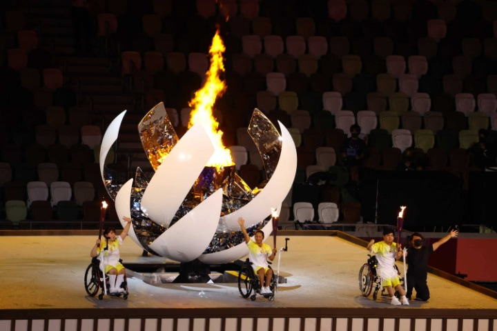 東京パラリンピックの聖火リレーは3人1組で行われた